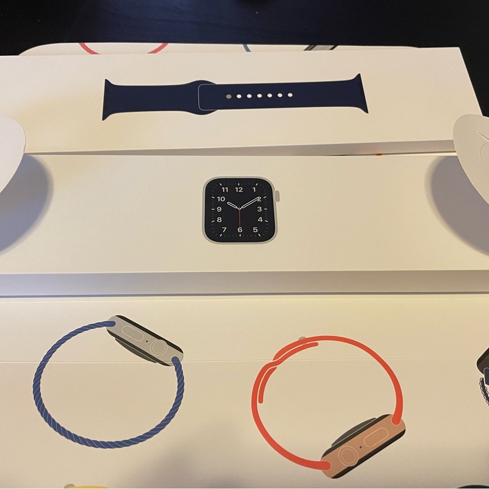 APPLE WATCH SE GPS + CELLULAR (1st Gen) 40mm Silver Aluminum A2353 Band Included